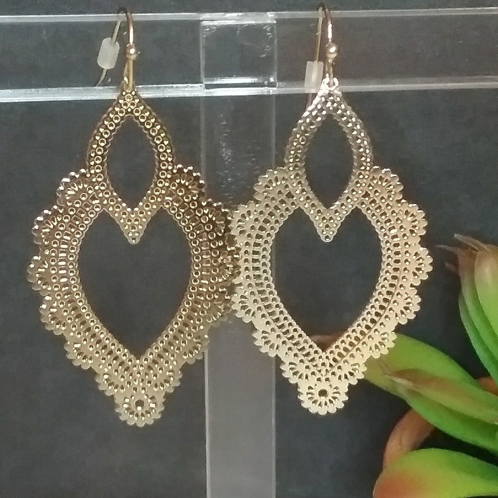 NWT Gold tone Fashion Earrings